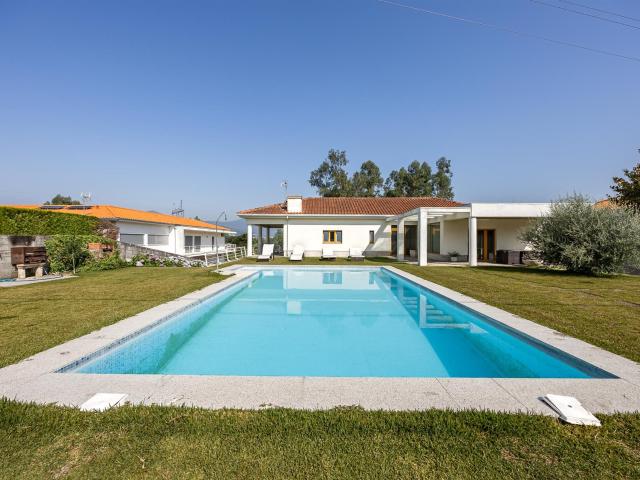 Moradia Moderna com Piscina em Guimarães | Norte de Portuga. 228m² Barco