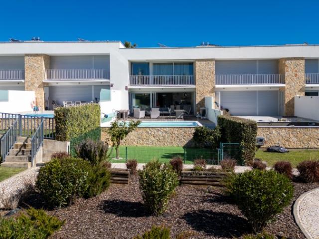 Moradia Moderna com Piscina Privada em Albufeira Condomínio Fechado, Garagem e Excelente Localização
