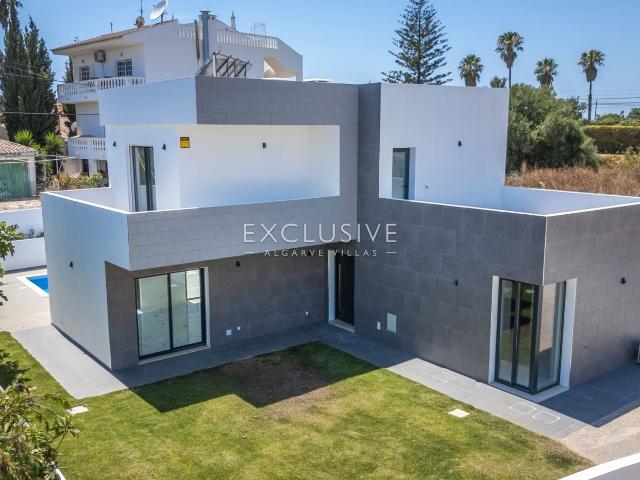 Moradia moderna com 3+1 quartos, piscina e jardim à venda em. 154m² Lagos
