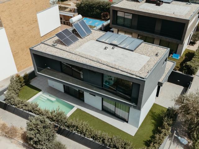 Moradia Moderna de 4 Quartos com Piscina para Alugar – A Poucos do Oceano em Canidelo, Vila Nova de Gaia