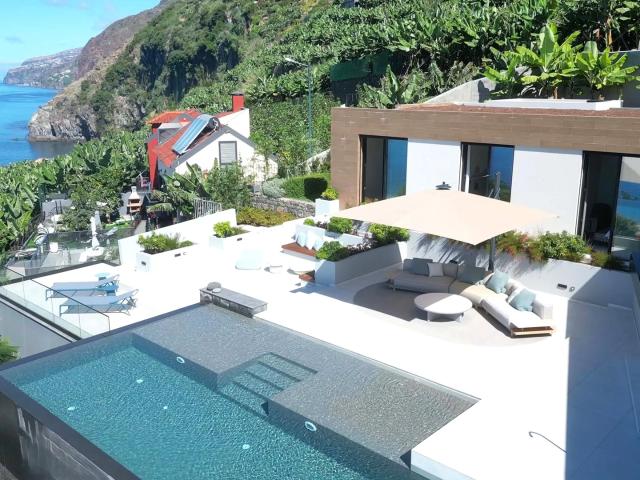 Moradia Moderna de Luxo com Piscina Infinita e Vista Atlântica