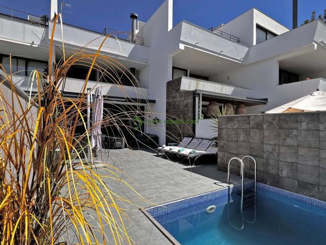 Moradia moderna e grande de três quartos com piscina privada em South Almancil