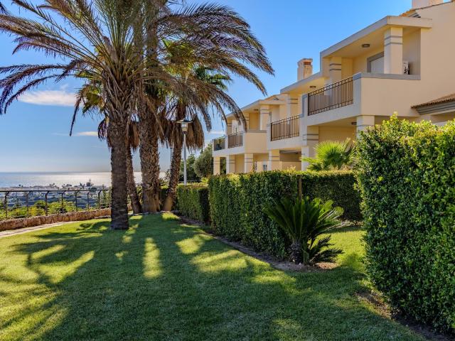 Moradia moderna e luminosa com vistas deslumbrantes para o mar