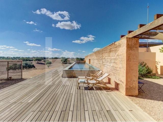 Moradia Moderna em Taipa e Betão em herdade no coração do Baixo Alentejo