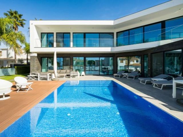 Moradia moderna na Galé a 300 metros da praia