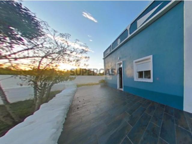 Moradia Modernizada totalmente renovada com amplo terreno de7000 m2