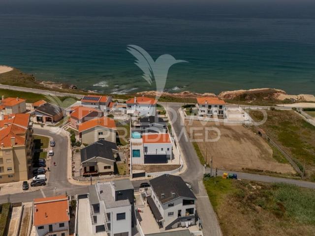 Moradia moderna T3+1 a 50 metros da praia, com vista para o Oceano Atlântico