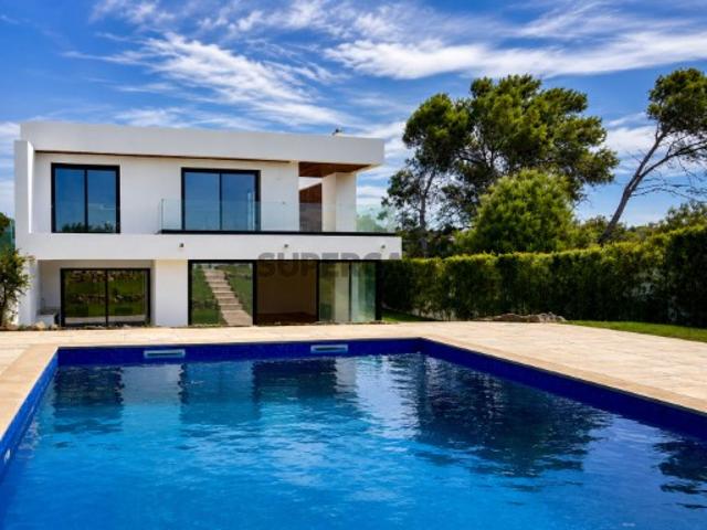 Moradia moderna T4 com jardim e piscina em Cascais