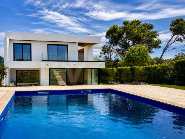 Moradia moderna T4 com jardim e piscina em Cascais