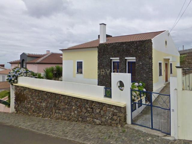 Moradia Moderna T4 em Ribeirinha, Angra do Heroísmo