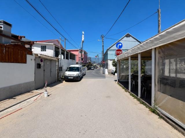 Moradia na Cova do Vapor junto à Praia para Obras Totais