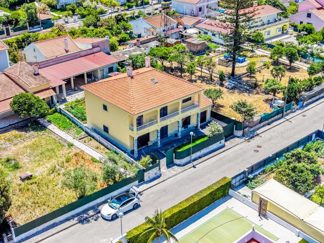 Moradia na Lagoa de Albufeira inserida em Terreno de 1.235 m² | A apenas 1 km da Lagoa e da Praia
