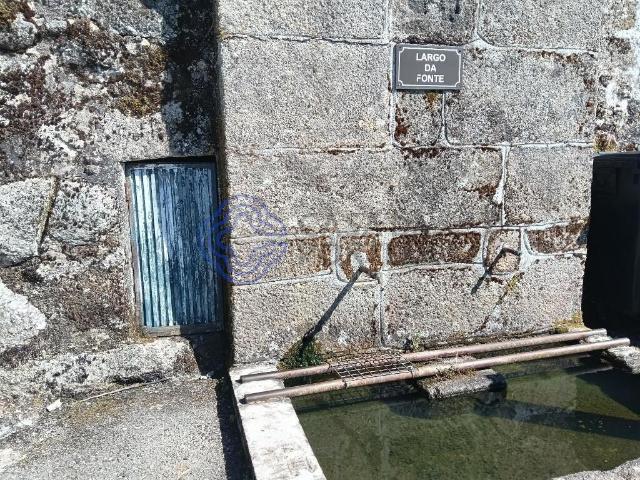 Moradia na Região do Douro á venda para recuperar em Coura Armamar