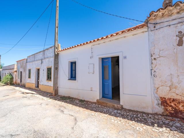 Moradia na serra com terreno e ruínas