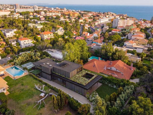Moradia no Estoril com Projeto para T6 a 750m do Mar