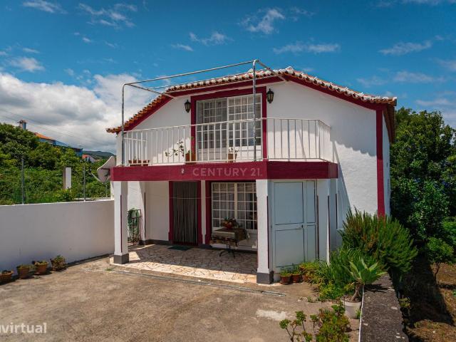 Moradia nos Biscoitos localizada em zona calma e com vista mar