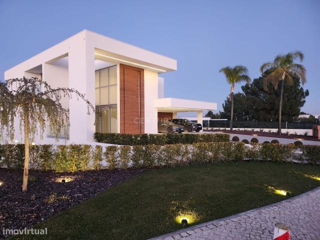 Moradia Nova com Arquitetura Contempornea, Piscina na Quinta do Per