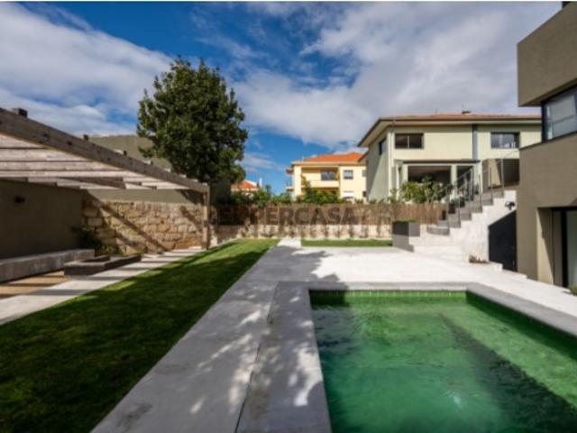 Moradia T4 com jardim e piscina numa das melhores zonas da Foz