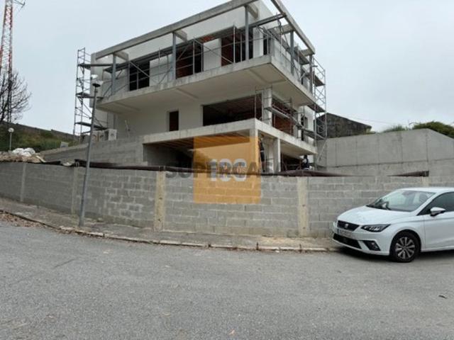 Moradia nova com jardim em Esposade