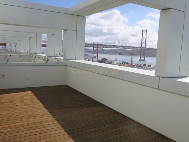 Moradia nova com 4 quartos e jardim