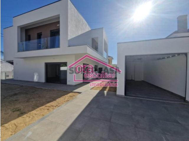 Moradia Nova Geminada 5 Assoalhadas com Garagem e espaço para piscina nos Foros de Amora!