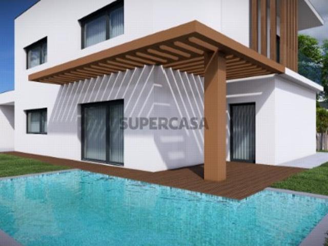 Moradia T4 Isolada com Piscina e Vista Desafogada na Sobreda
