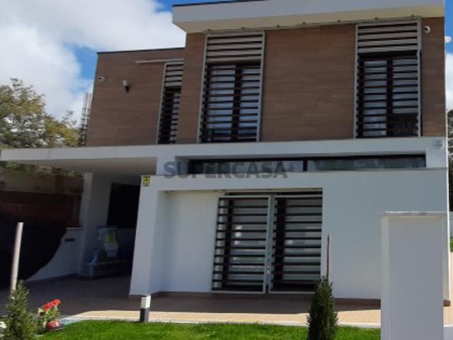 Moradia nova em Alto das Vinhas