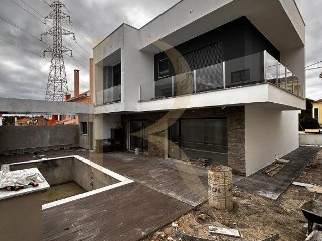 Moradia nova isolada T4 com piscina e barbecue em Quinta da Fbrica.