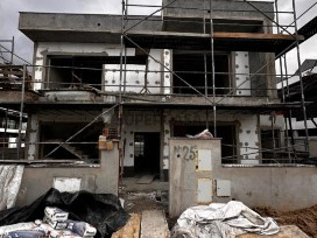 Moradia nova isolada T4 com piscina garagem em Valadares Corroios