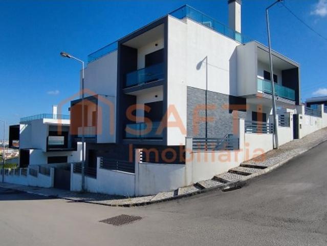 Moradia Nova Isolada com Piscina