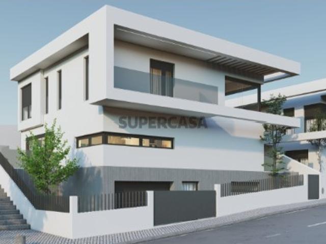 Moradia NOVA, isolada, construída num terreno com 318m2, com piscina e jardim em Famões, Odivelas