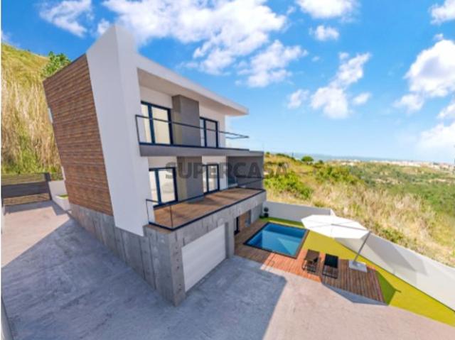 Moradia Nova T2+1, com Grandes Terraços e vista Mar e Campo, com Piscina e Garagem situada a 1500m da Praia de São Julião e a 4 km da Ericeira