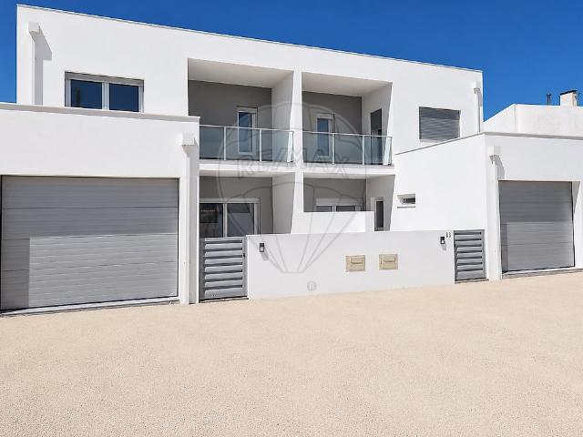 Moradia Nova T3+1 com vista mar e logradouro, sita no centro. 213m² da Lourinhã e Atalaia