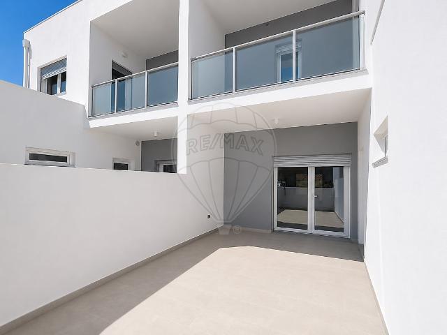 Moradia Nova T3+1 com vista mar e logradouro, sita no centro. 214m² da Lourinhã e Atalaia