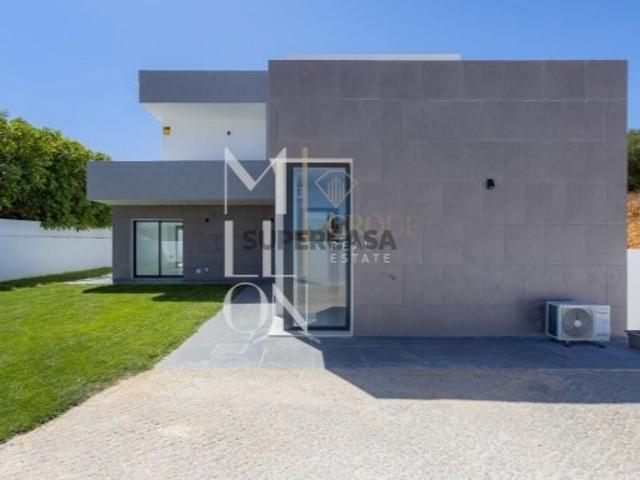 Moradia Nova T3+1 | Piscina | Jardim | 3 Suites | Zona Exclusiva | A 5 Min. da Meia Praia