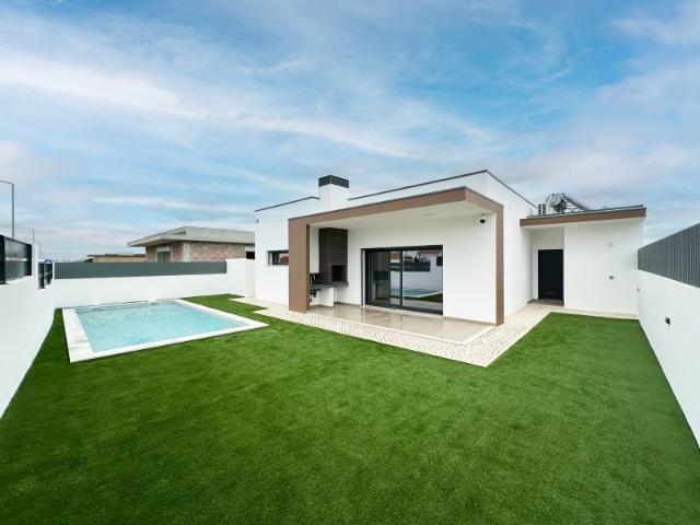 Moradia Nova T3 C/ 3 Suites e Piscina Azeitão
