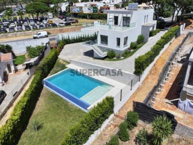 Moradia nova T3 de arquitetura contemporânea em Quarteira