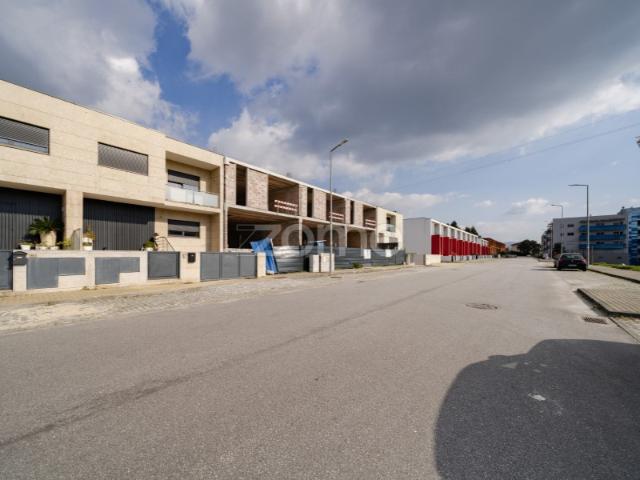 Moradia NOVA T3 no Centro da Póvoa de Lanhoso!