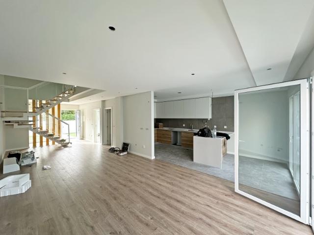 Moradia Nova T4 C/ 4 Suites e Piscina Fernão Ferro