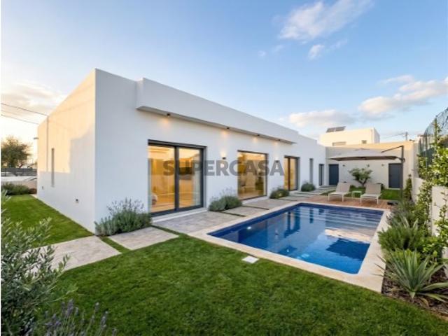 Moradia Nova T4 C/ 3 Suites e Piscina Azeitão