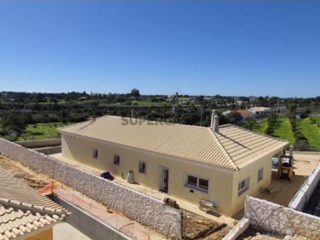 Moradia nova V3 com piscina de alta qualidade perto de Pêra, Algarve Central