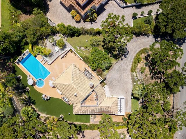 Moradia orientada a sul inserida num generoso lote elevado 204m² Almancil