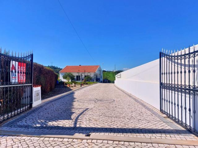 Moradia, Azoia de Cima e Tremês