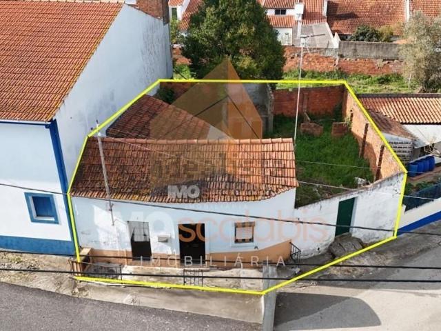 Moradia, Azoia de Cima e Tremês