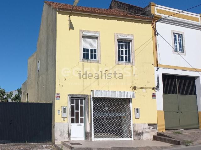 Moradia, Azoia de Cima e Tremês