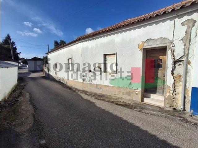Moradia, Azoia de Cima e Tremês
