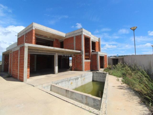 Moradia a concluir com piscina e excelente exposição solar. 195m² São Gonçalo de Lagos