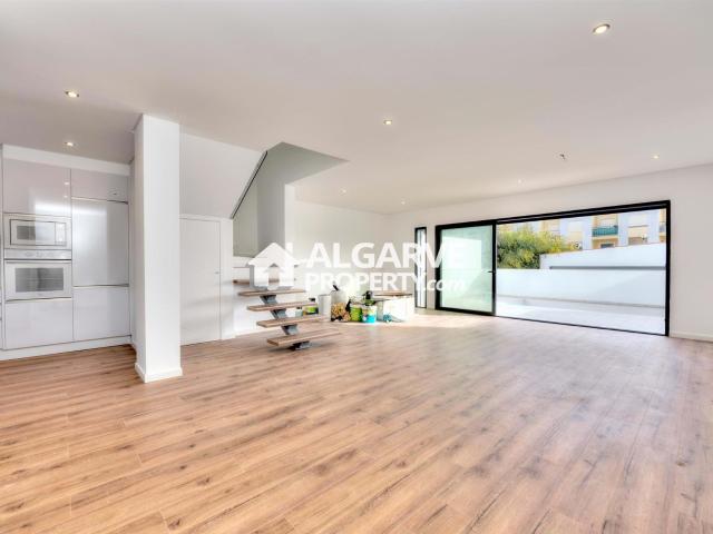 Moradia a estrear V4 em zona calma e residencial perto da Pr. 219m² Montenegro