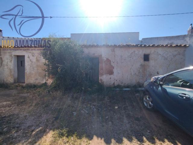Moradia a preço baixo, para recuperação com terreno com furo