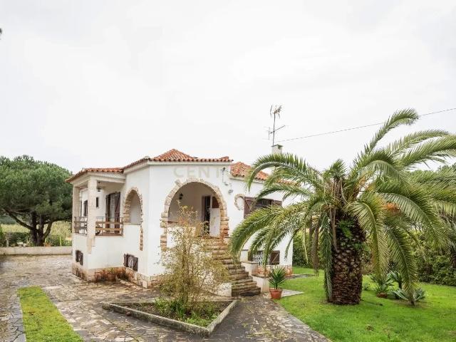 Moradia à Venda no Banzão, zona de Colares